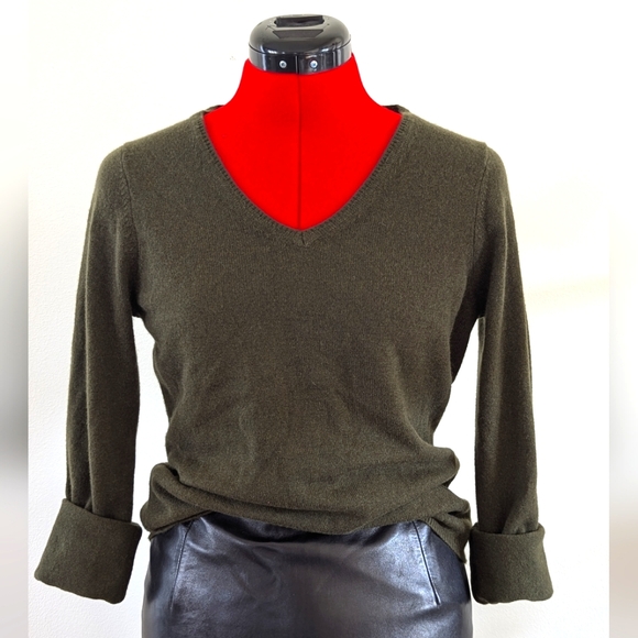 In Cashmere V-neck Olive Green Cashmere Women's Sweater Size M - Picture 1 of 3